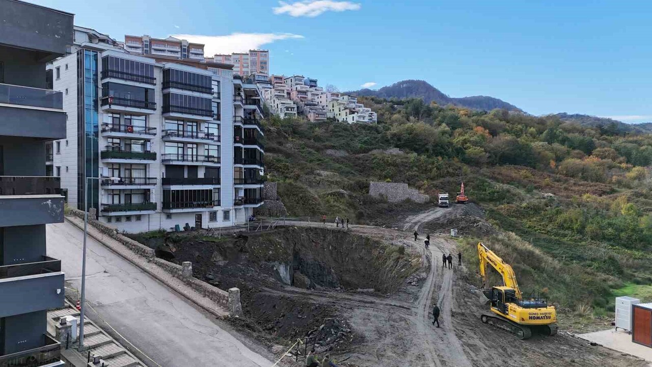 BARTIN'IN AMASRA İLÇESİNDE İNŞAAT ALANINDA MEYDANA GELEN GÖÇÜĞÜN ARDINDAN ÇEVREDE BULUNAN BİR...