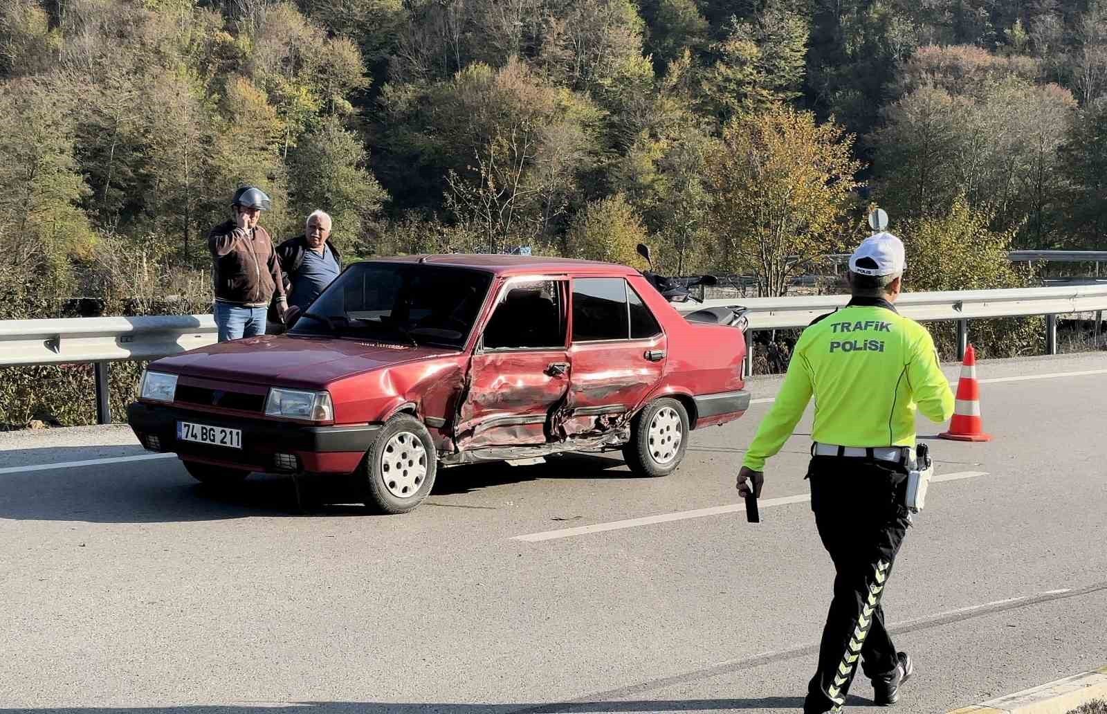 BARTIN'IN AMASRA İLÇESİNDE YOLCU MİNİBÜSÜ VE OTOMOBİLİN ÇARPTIĞI KAZADA 2 KİŞİ...