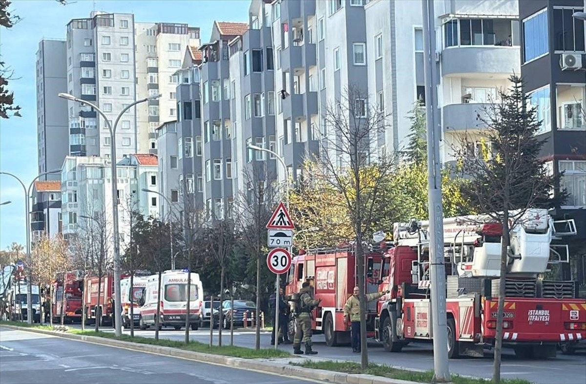 Başakşehir'de sitede çıkan yangında 2 kişi dumandan etkilendi. 