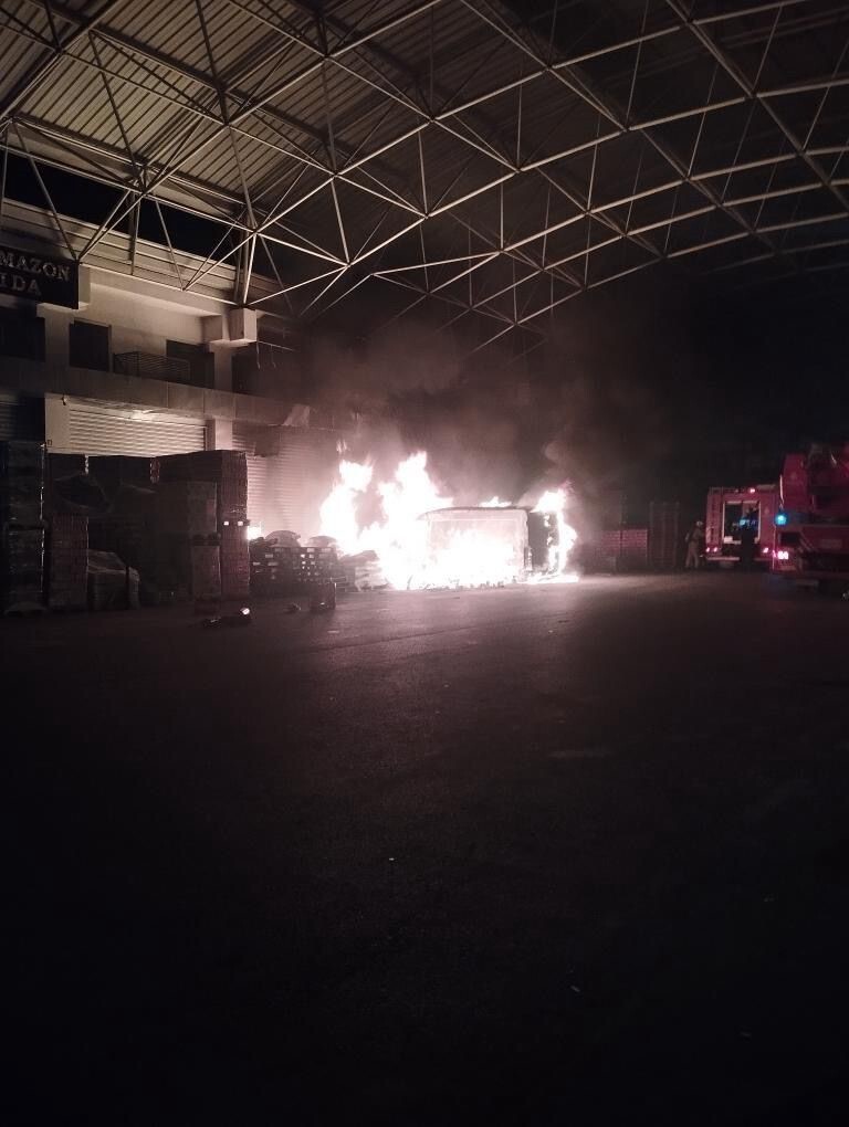 BAŞAKŞEHİR’DEKİ, İSTANBUL GIDA TOPTANCILAR ÇARŞISI SİTESİ’NDE (İGTOT) AMBALAJ DÜKKANI ÖNÜNDEKİ...