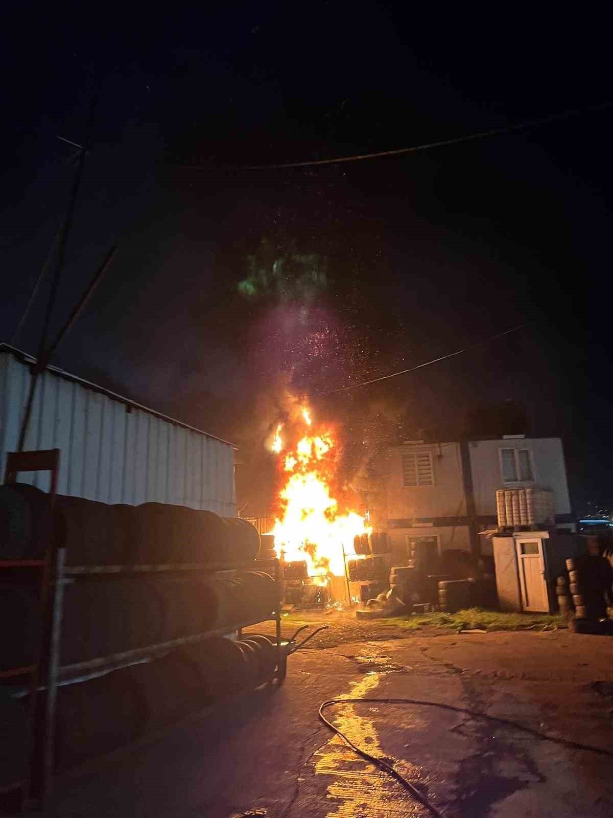 BAŞAKŞEHİRDE, HURDACIDA ÇALIŞAN İŞÇİNİN YAKTIĞI SOBADAN ÇIKTIĞI İLERİ SÜRÜLEN YANGIN, BİTİŞİKTEKİ...