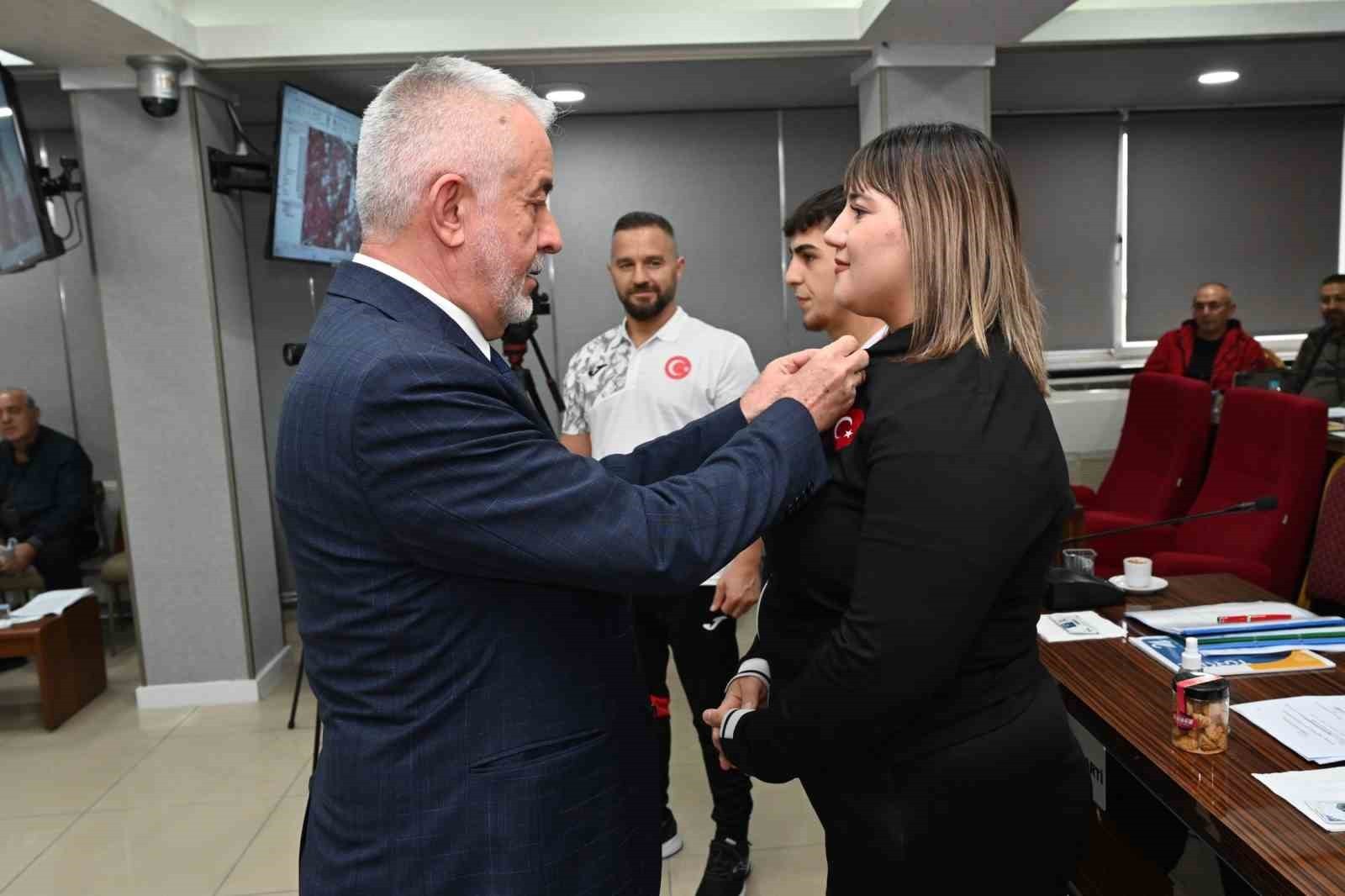 BAŞKAN BAŞDEĞİRMEN, BAŞARILI SPORCULARI ÖDÜLLENDİRDİ