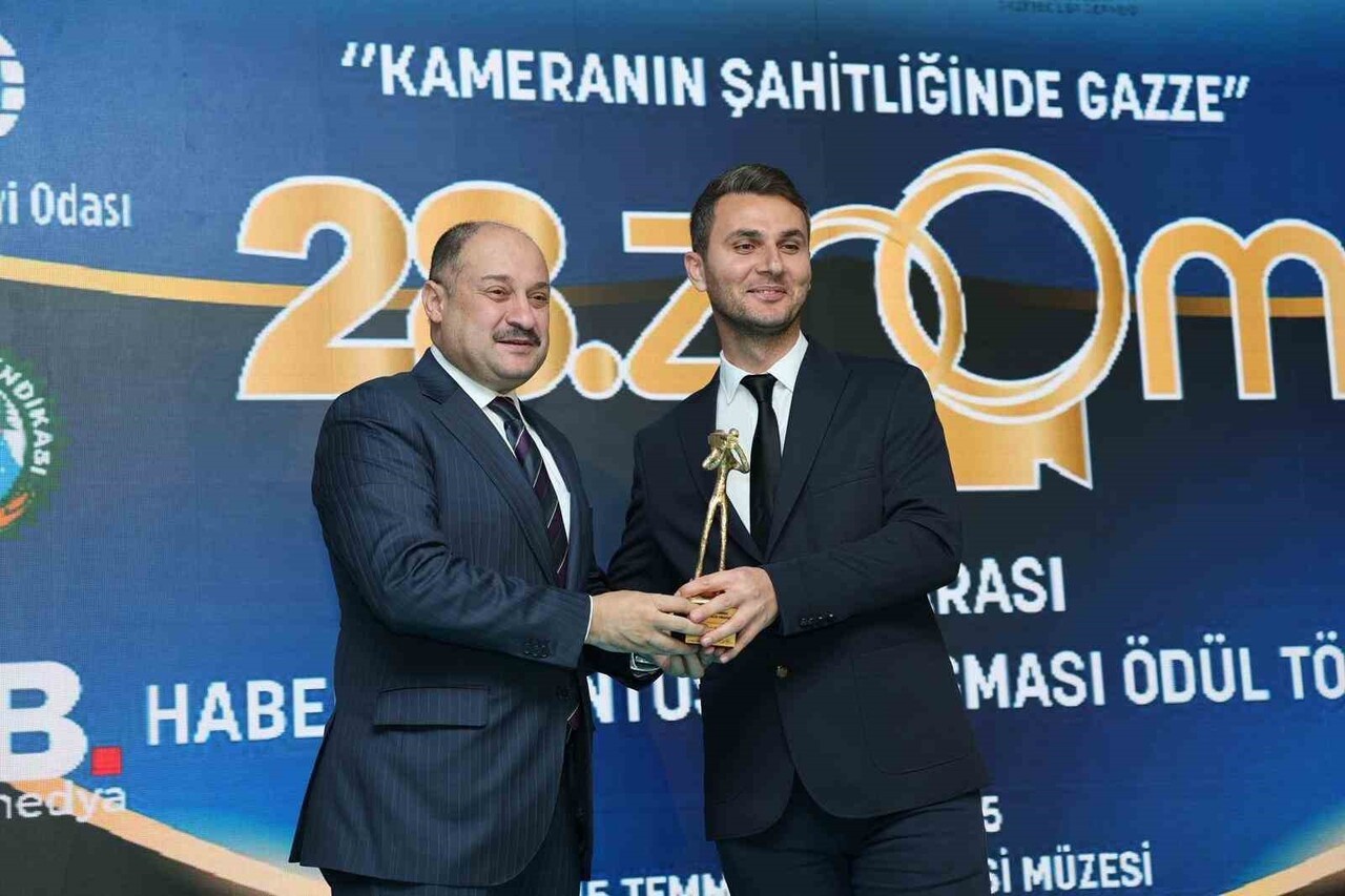 BAŞKAN GÜLPINAR’A YILIN EN ŞEFFAF BELEDİYE BAŞKANI ÖDÜLÜ