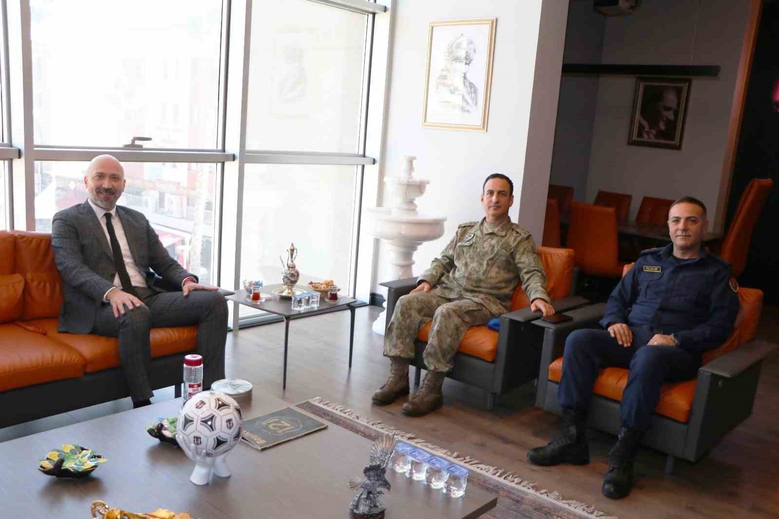 BAŞKAN KOMUTANLARI AĞIRLADI