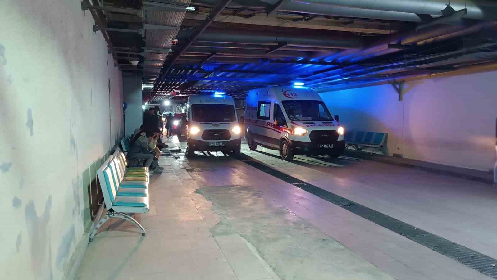 BATMAN'DA BİR İNŞAAT ALANINDA ÇÖKEN BETON KALIBI ALTINDAN AĞIR YARALI OLARAK ÇIKARTILAN İŞÇİLERDEN...