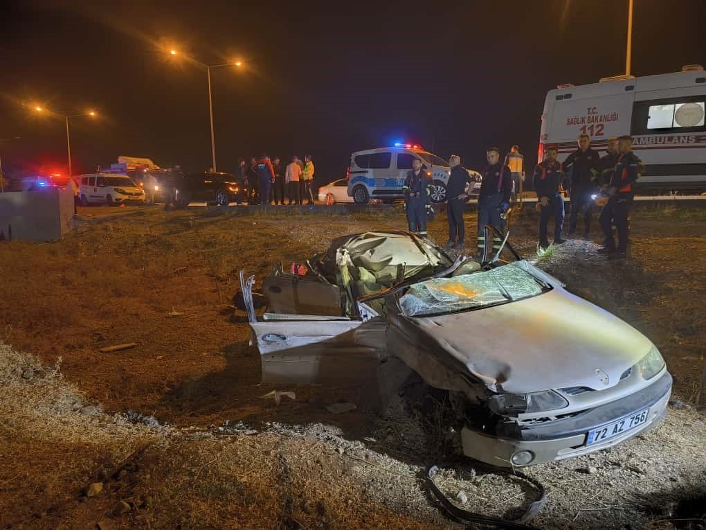 BATMAN'DA OTOMOBİLİN PARK HALİNDEKİ TIRA ARKADAN ÇARPMASI SONUCU MEYDANA GELEN KAZADA İKİ KARDEŞ...