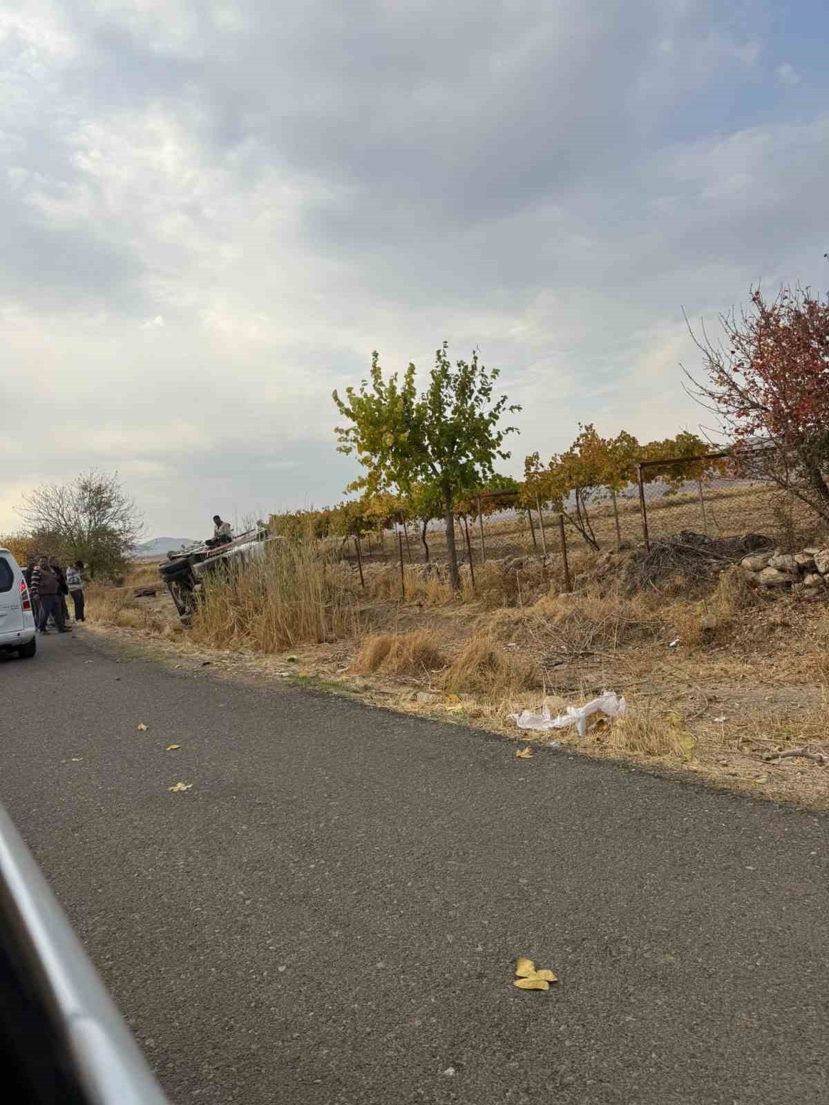 BATMAN’IN GERCÜŞ İLÇESİNDE İÇİNDE 5 KİŞİNİN OLDUĞU KAMYONET KAYARAK DEVRİLDİ, KİMSENİN BURNU BİLE...