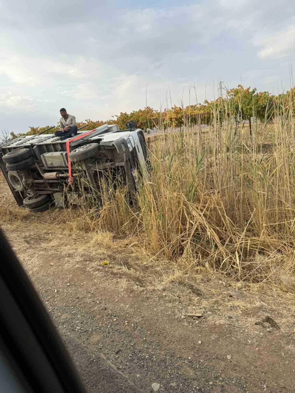 BATMAN’IN GERCÜŞ İLÇESİNDE İÇİNDE 5 KİŞİNİN OLDUĞU KAMYONET KAYARAK DEVRİLDİ, KİMSENİN BURNU BİLE...
