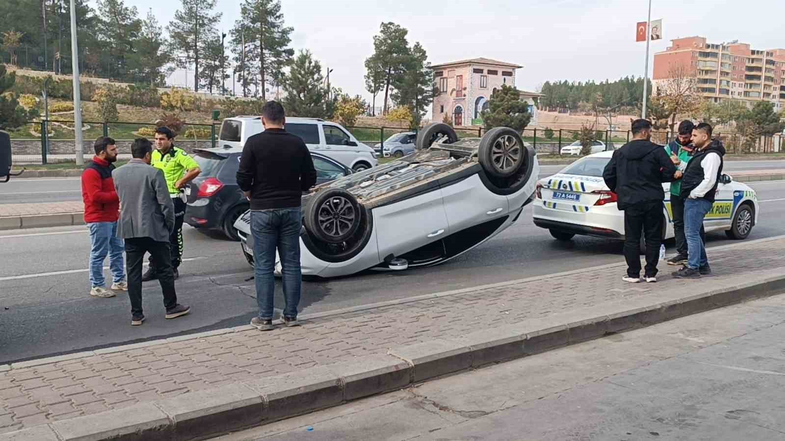 BATMAN’IN GÜLTEPE MAHALLESİ’NDE SÜRÜCÜSÜNÜN DİREKSİYON HÂKİMİYETİNİ KAYBETMESİ SONUCU OTOMOBİL...