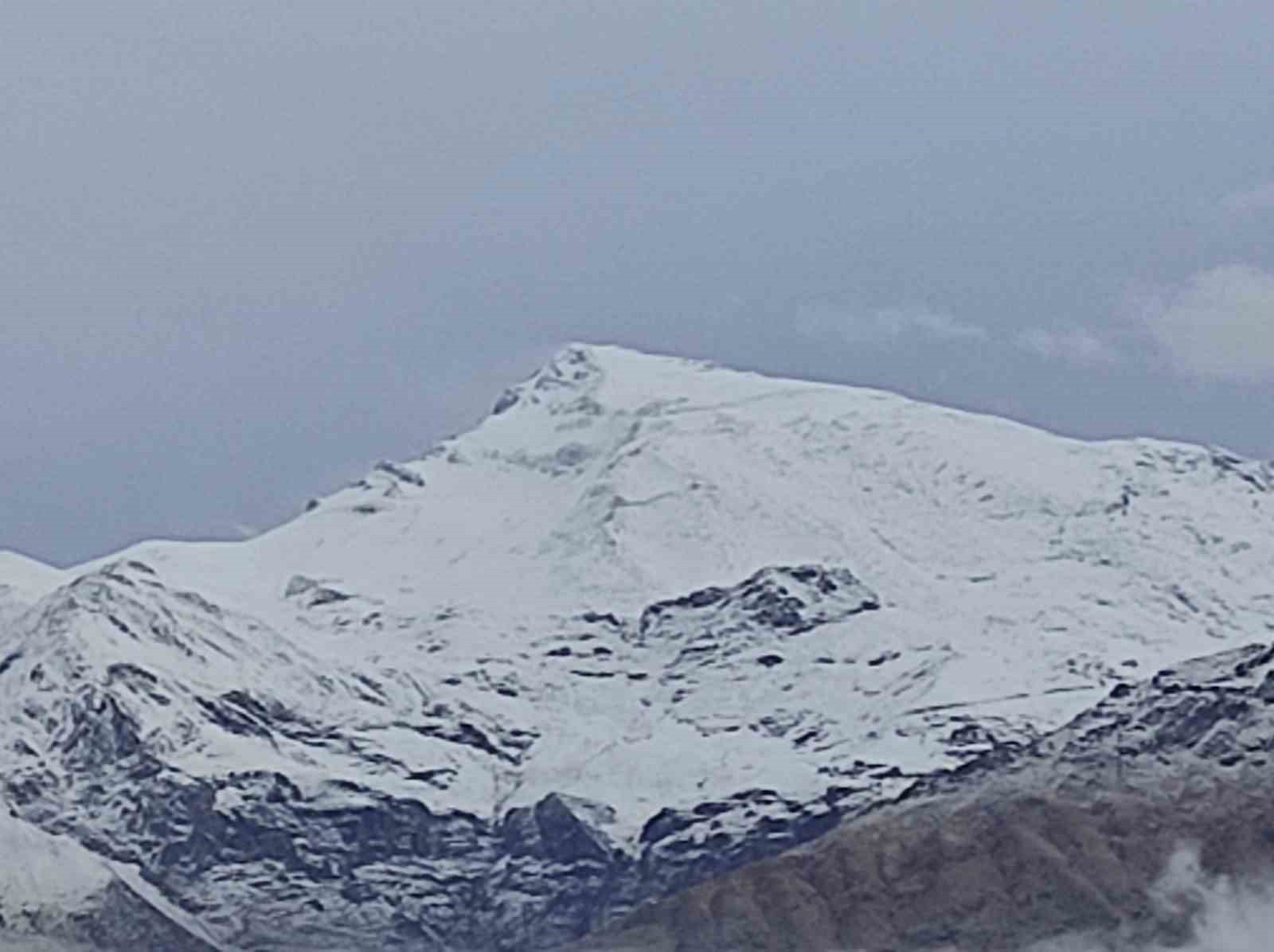 BATMAN’IN SASON İLÇESİNDE 3000 RAKIMLI MERETTO DAĞI, MEVSİMİN YAĞAN İLK KARI İLE BEYAZA...