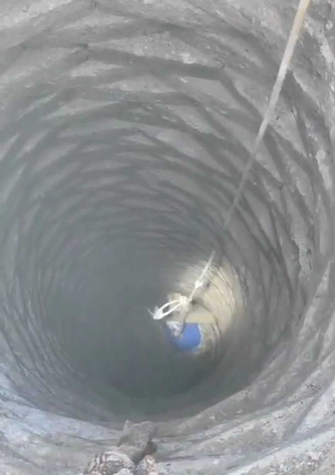 BATMAN İTFAİYE EKİPLERİ 20 METRELİK ESKİ SU KUYUSUNA DÜŞEN HOROZ'U KURTARDI