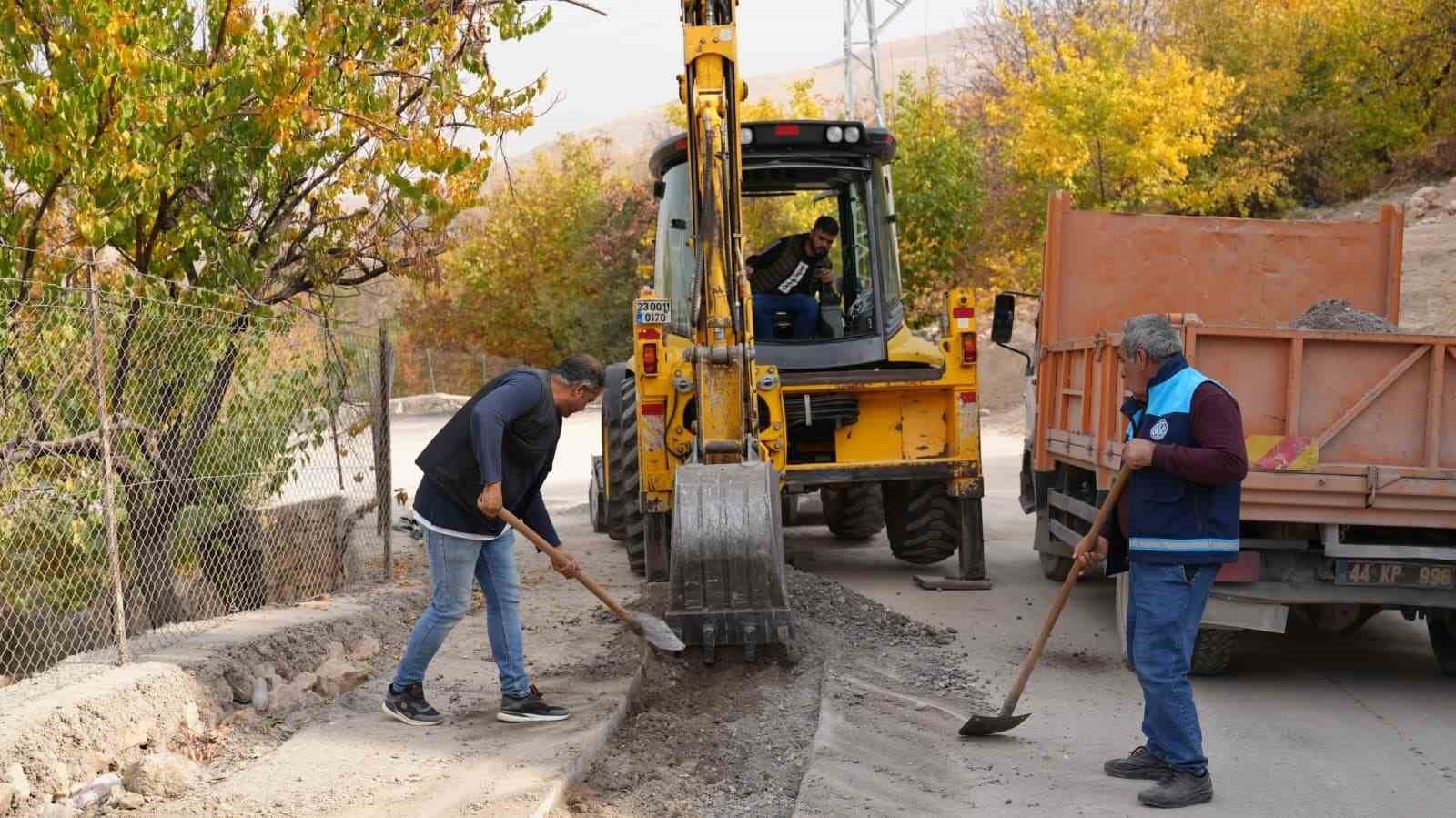 BATTALGAZİ BELEDİYESİ FEN İŞLERİ MÜDÜRLÜĞÜ EKİPLERİ, ÇAMURLU MAHALLESİ VE MAHALLE SINIRLARI İÇİNDE...