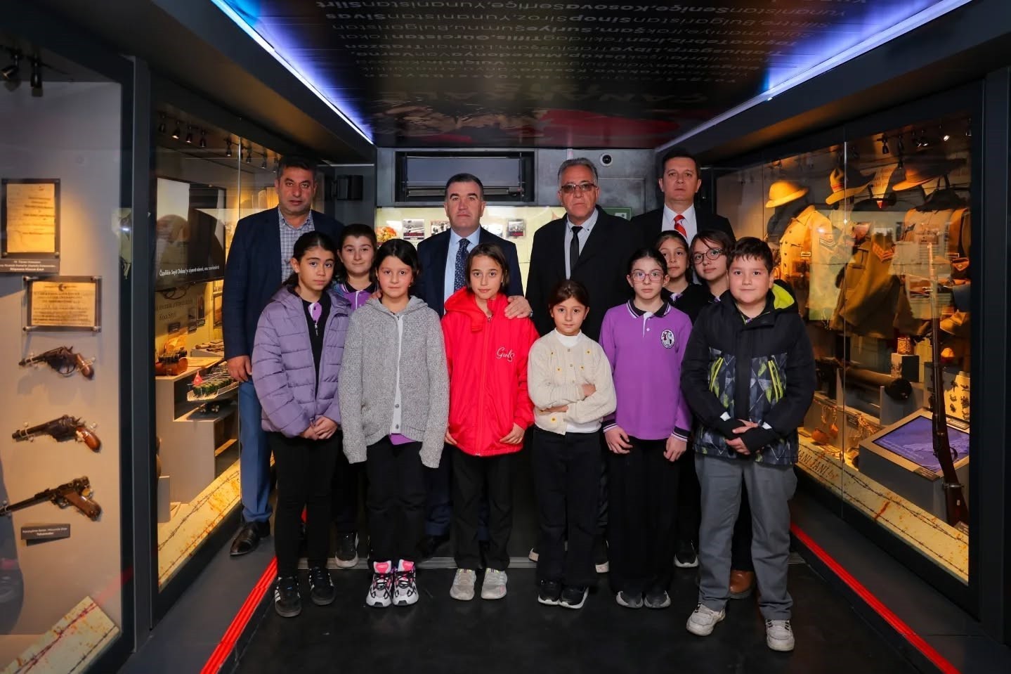 BAYBURT'TA ÖĞRENCİLERE ÇANAKKALE RUHU MOBİL MÜZEYLE ANLATILDI