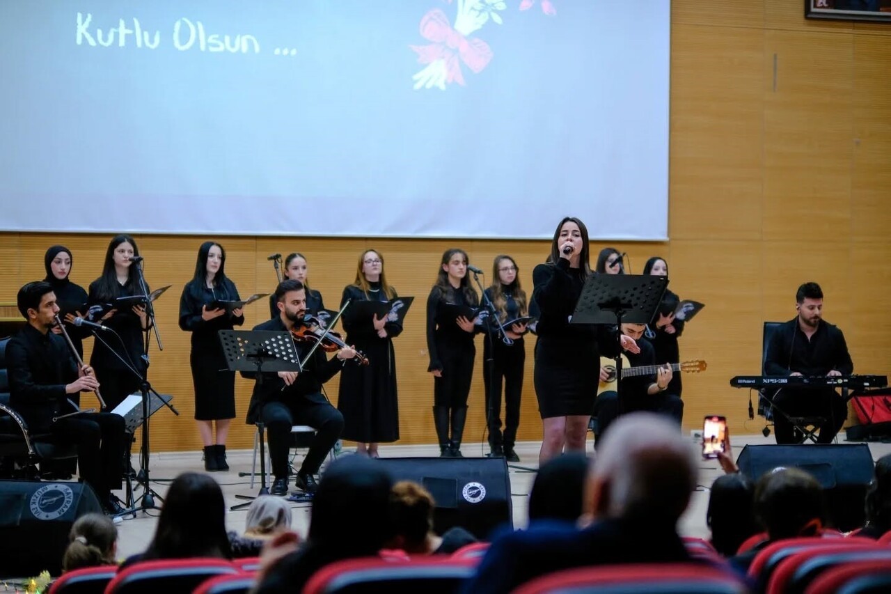 BAYBURT’TA 24 KASIM ÖĞRETMENLER GÜNÜ DÜZENLENEN PROGRAMLA KUTLANDI