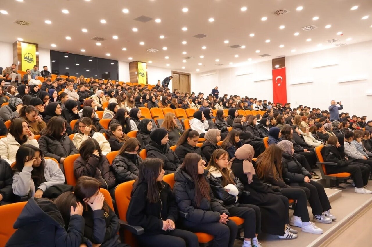 BAYBURT’TA LİSE ÖĞRENCİLERİNE ‘GENÇLİK VE SORUMLULUK BİLİNCİ’ KONFERANSI VERİLDİ