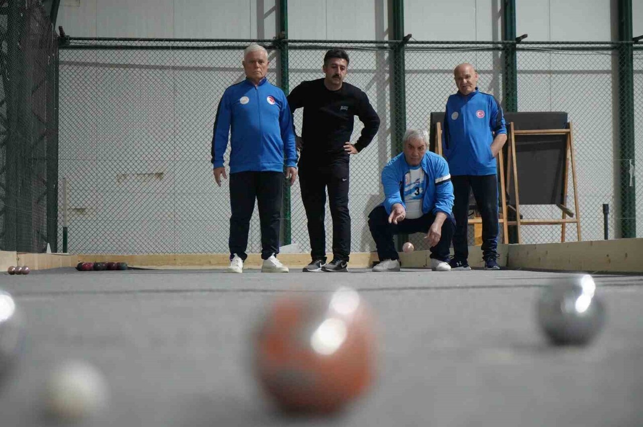 BAYBURT’TA RENKLİ GÖRÜNTÜLERE SAHNE OLAN BOCCE FİNAL MÜSABAKASI DOSTLUK İÇİNDE TAMAMLANDI