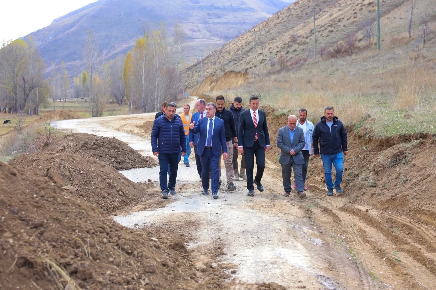 BAYBURT’UN KÖY YOLLARINDA GENİŞLETME ÇALIŞMALAR DEVAM EDİYOR