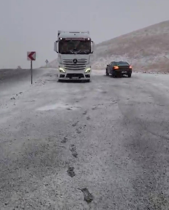 BAYBURT’UN YÜKSEK RAKIMLI BÖLGELERİNDE KAR YAĞIŞI ETKİLİ OLDU. KOP DAĞI'NDA SABAH SAATLERİNDE...