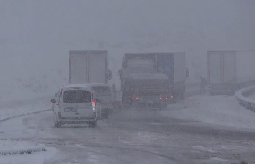 BAYBURT’UN YÜKSEK RAKIMLI BÖLGELERİNDE KAR YAĞIŞI ETKİLİ OLDU. KOP DAĞI'NDA SABAH SAATLERİNDE...