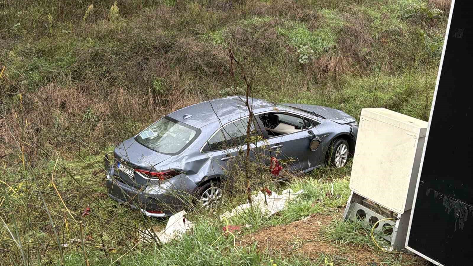 BEŞİKTAŞ'TA YAĞMUR NEDENİYLE KAYGANLAŞAN YOLDA ARACININ DİREKSİYON HAKİMİYETİNİ KAYBEDEN SÜRÜCÜ...