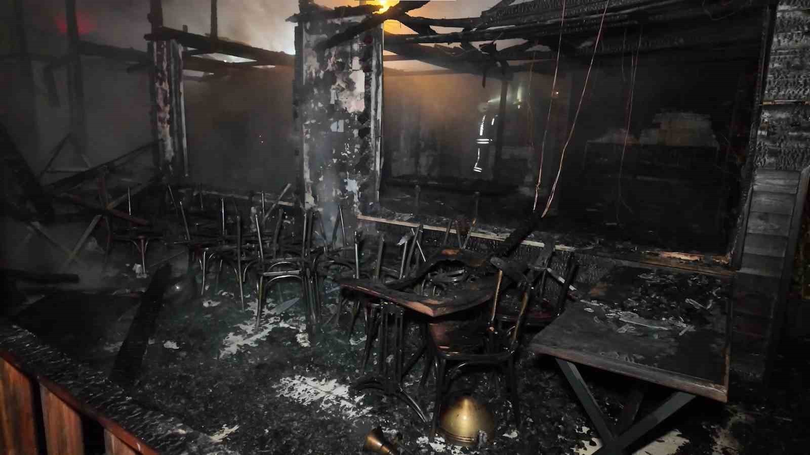 BEYKOZ'DA BİR MEKANIN İÇİNDE BULUNAN ŞÖMİNENİN TUTUŞMASI NEDENİYLE ÇIKAN YANGINDA RESTORAN...