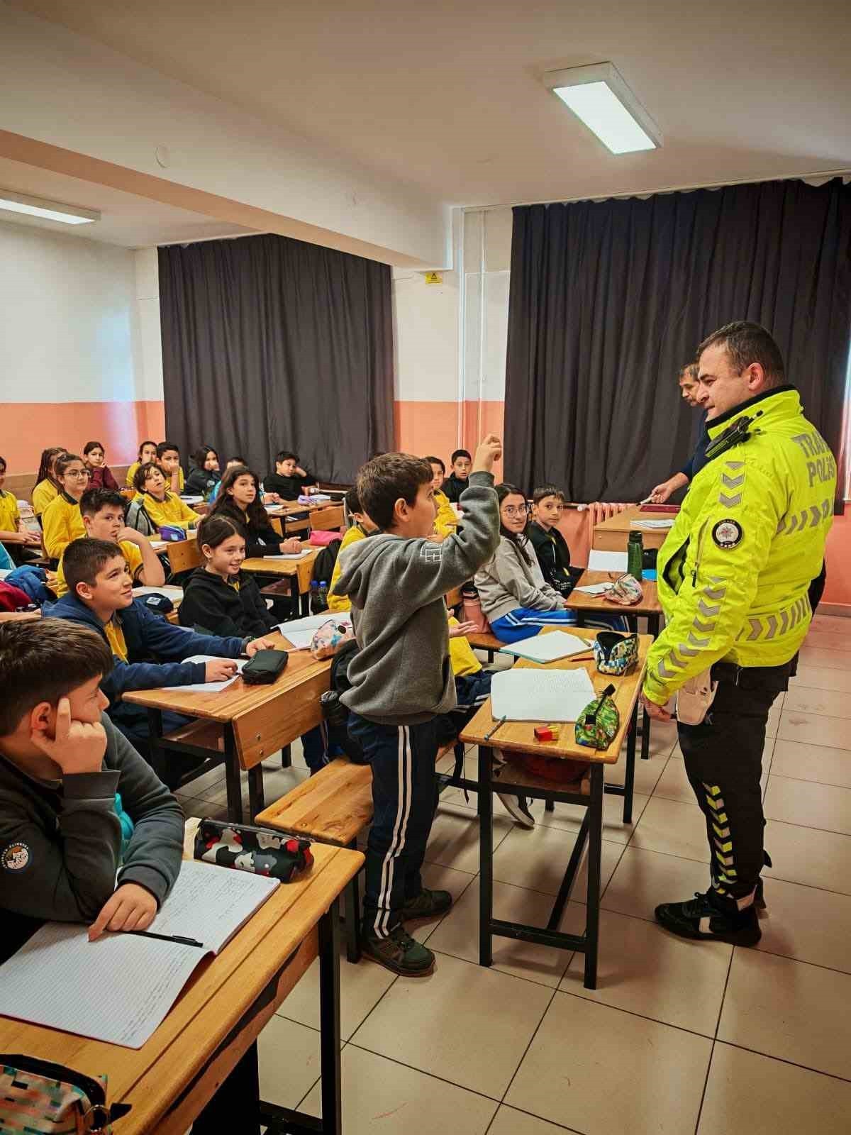 BEYPAZARI İLÇE EMNİYET MÜDÜRLÜĞÜ TRAFİK DENETLEME BÜRO AMİRLİĞİ TARAFINDAN OKULLARDA TRAFİK VE...