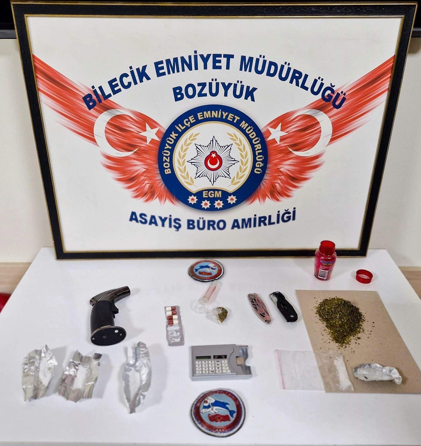 BİLECİK'İN BOZÜYÜK İLÇESİNDE GERÇEKLEŞTİRİLEN UYUŞTURUCU OPERASYONUNDA 3 ŞAHIS GÖZALTINA...