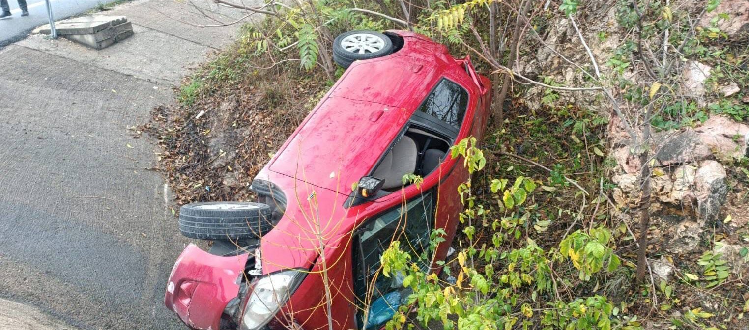 BİLECİK'TE KONTROLDEN ÇIKAN OTOMOBİLİN TAKLA ATARAK YAN YATTIĞI TRAFİK KAZASINDA 3 KİŞİ...