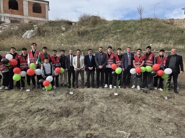 BİLECİK'TE ÖĞRENCİLER FİDAN DİKEREK KARDEŞLİK VE ÇEVRE BİLİNCİ KAZANDI
