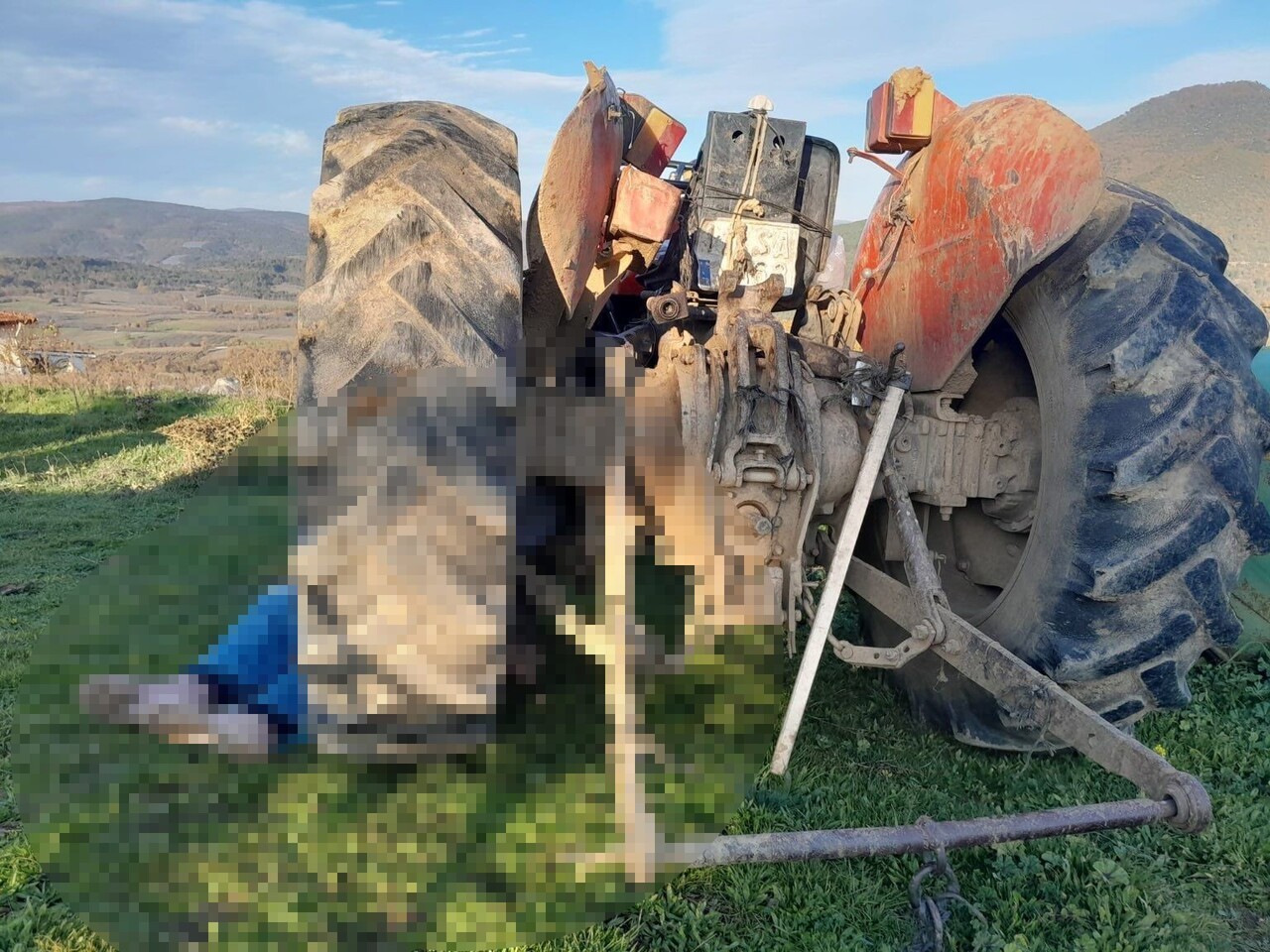 BİLECİK'TE VURDURARAK ÇALIŞTIRMAK AMACIYLA VİTESİNİ BOŞA ALDIĞI VE EL FRENİNİ İNDİRDİĞİ TRAKTÖRÜN...