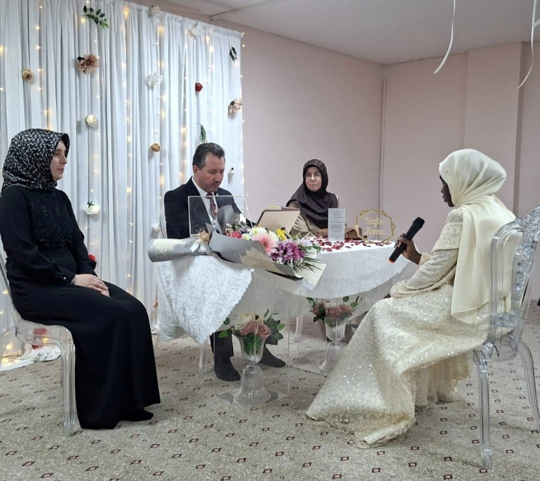 BİLECİK İL MÜFTÜLÜĞÜ TARAFINDAN DÜZENLENEN HAFIZLIK MERASİMİNDE ASMA'NIN SON DERSİNİ İL MÜFTÜSÜ...