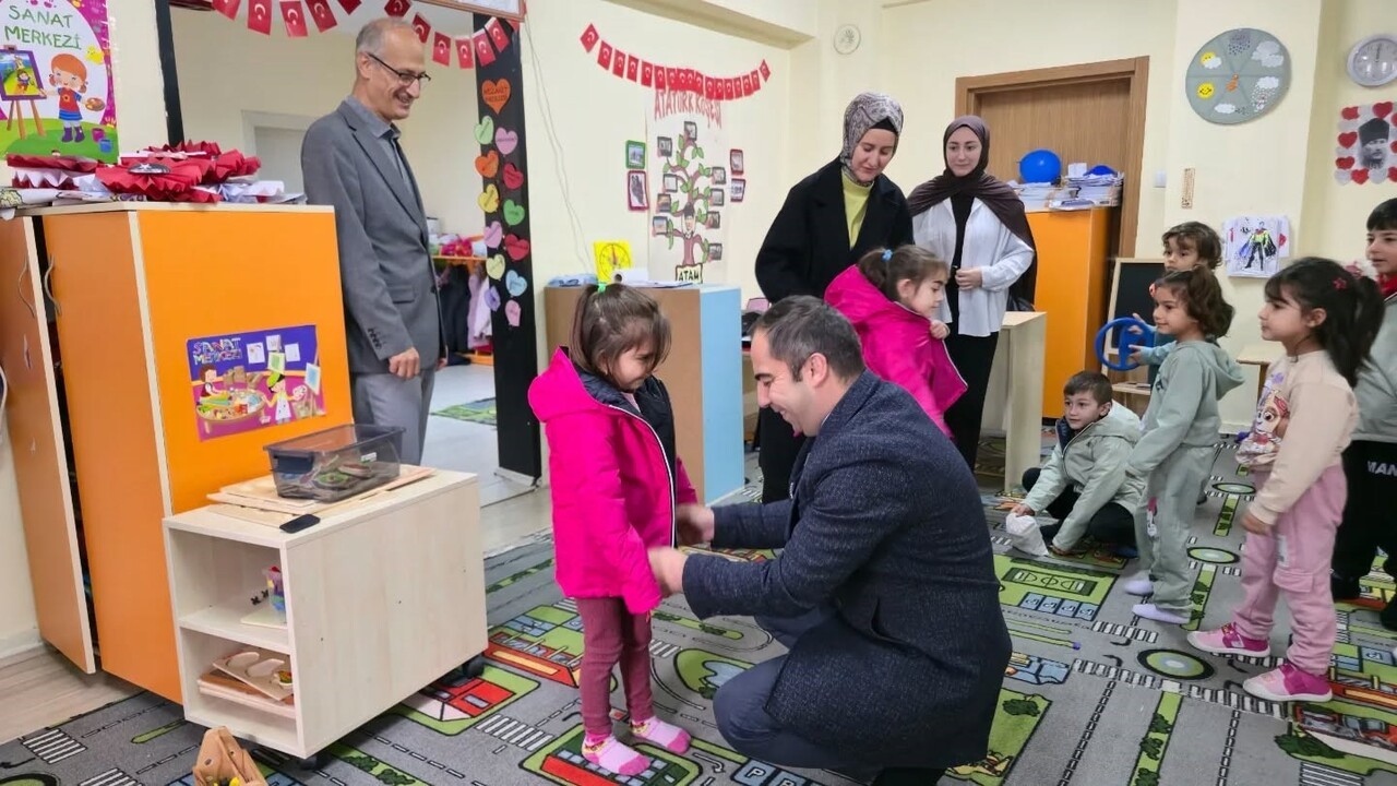 BİLECİK’TE BİR HAYIRSEVERİN MONT DESTEĞİ ÖĞRENCİLERİ SEVİNDİRDİ