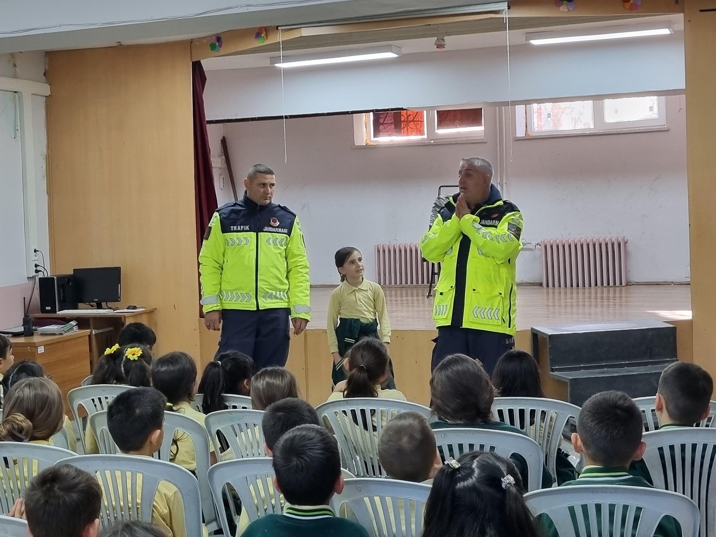 BİLECİK’TE ÖĞRENCİLERE TRAFİK VE EMNİYET KEMERİ EĞİTİMİ VERİLDİ