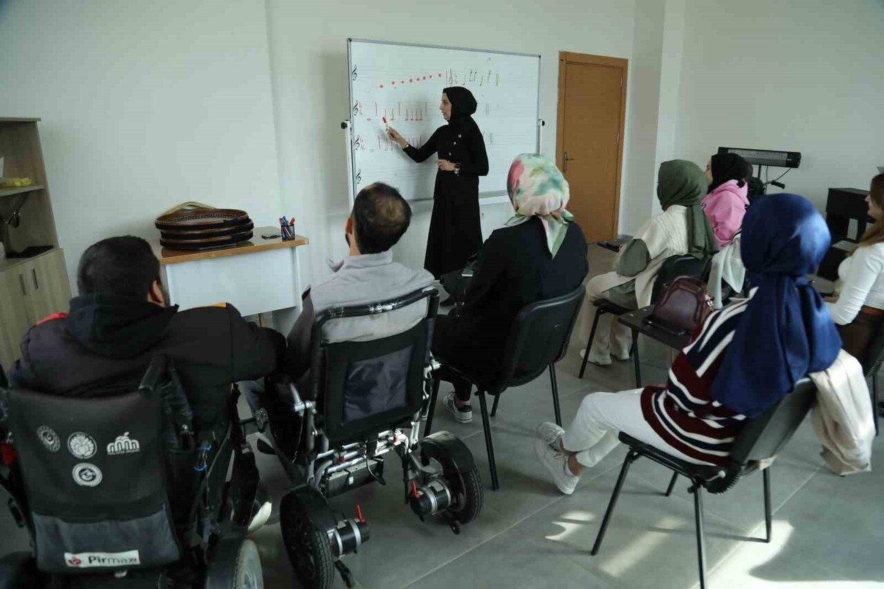 BİNGÖL'DE ENGELSİZ YAŞAM MERKEZİ DÜZENLEDİĞİ EĞİTİM, SOSYAL, KÜLTÜREL VE SPORTİF FAALİYETLERLE...