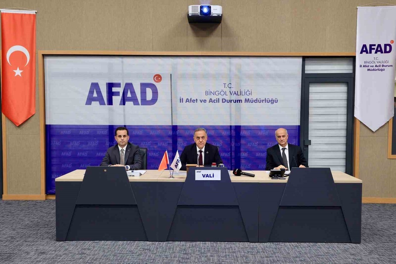 BİNGÖL'ÜN GEÇMİŞTE BİRÇOK DEPREMDEN CİDDİ ŞEKİLDE ETKİLENDİĞİNİ DİLE GETİREN VALİ DR. HAMDİ USTA...