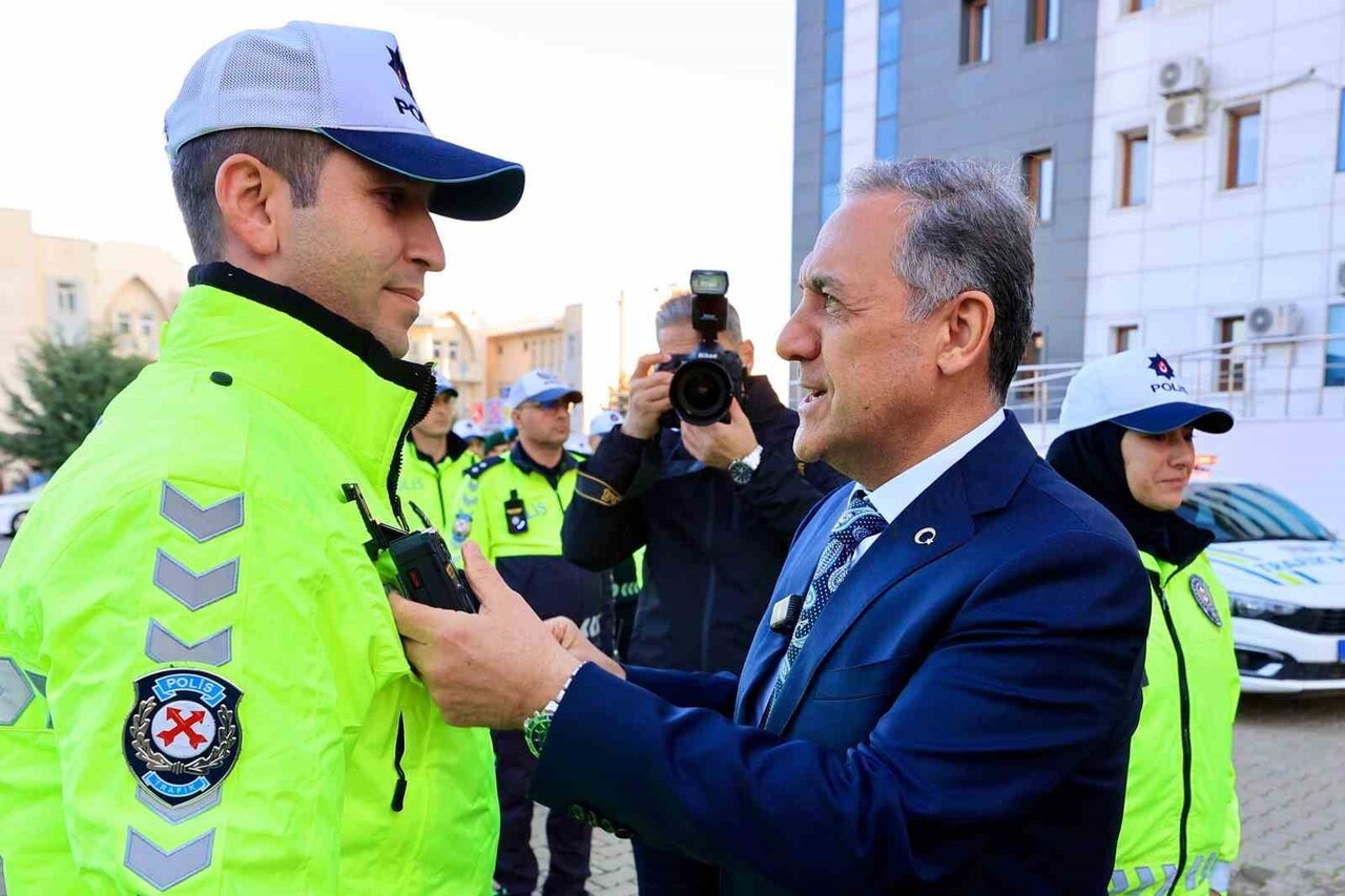 BİNGÖL’DE TRAFİK EKİPLERİNE 90 YENİ YAKA KAMERASI TAHSİS EDİLDİ