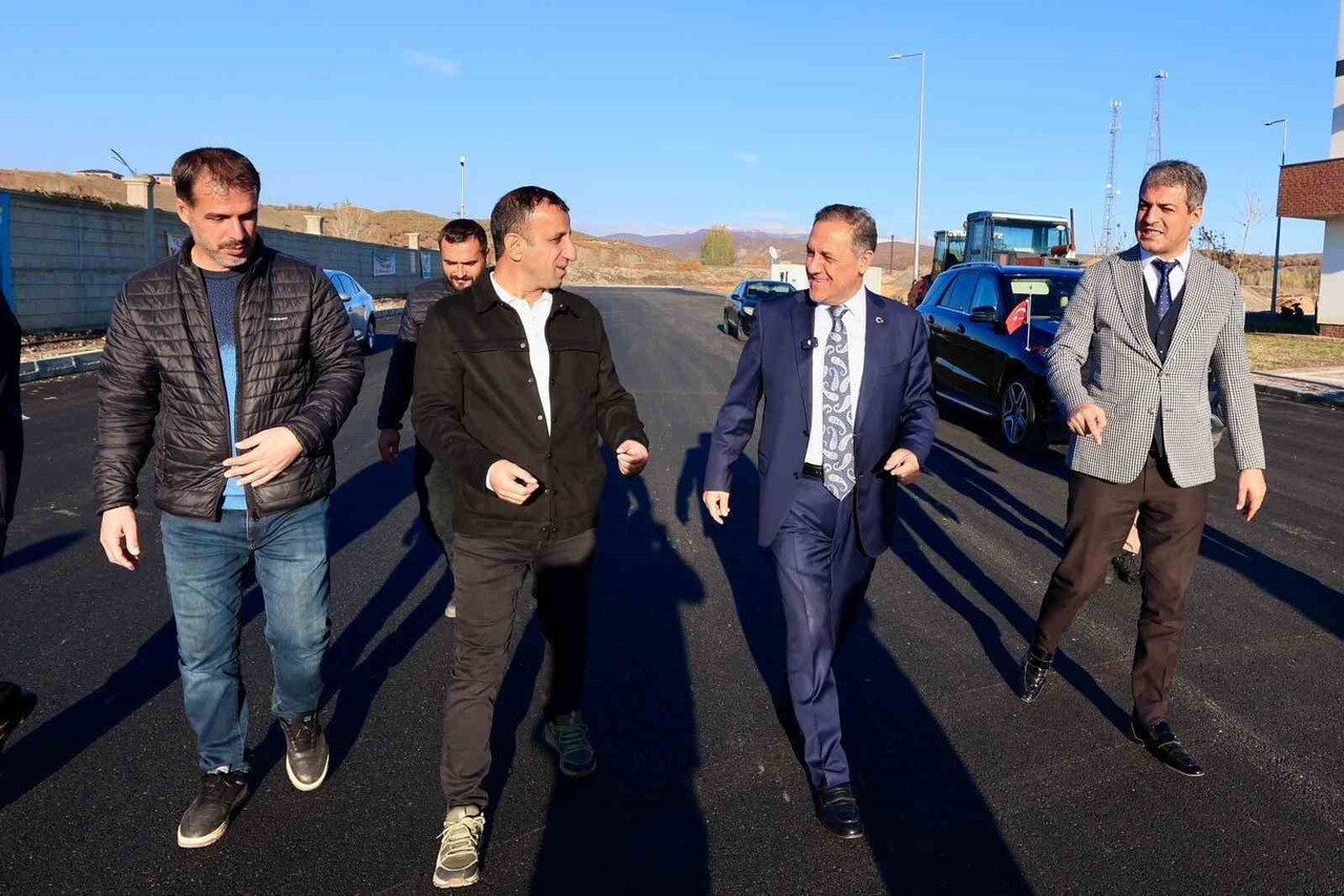 BİNGÖL VALİSİ DR. AHMET HAMDİ USTA, 3’ÜNCÜ KISIM KÜÇÜK SANAYİ SİTESİ’NDE TAMAMLANAN ASFALT...