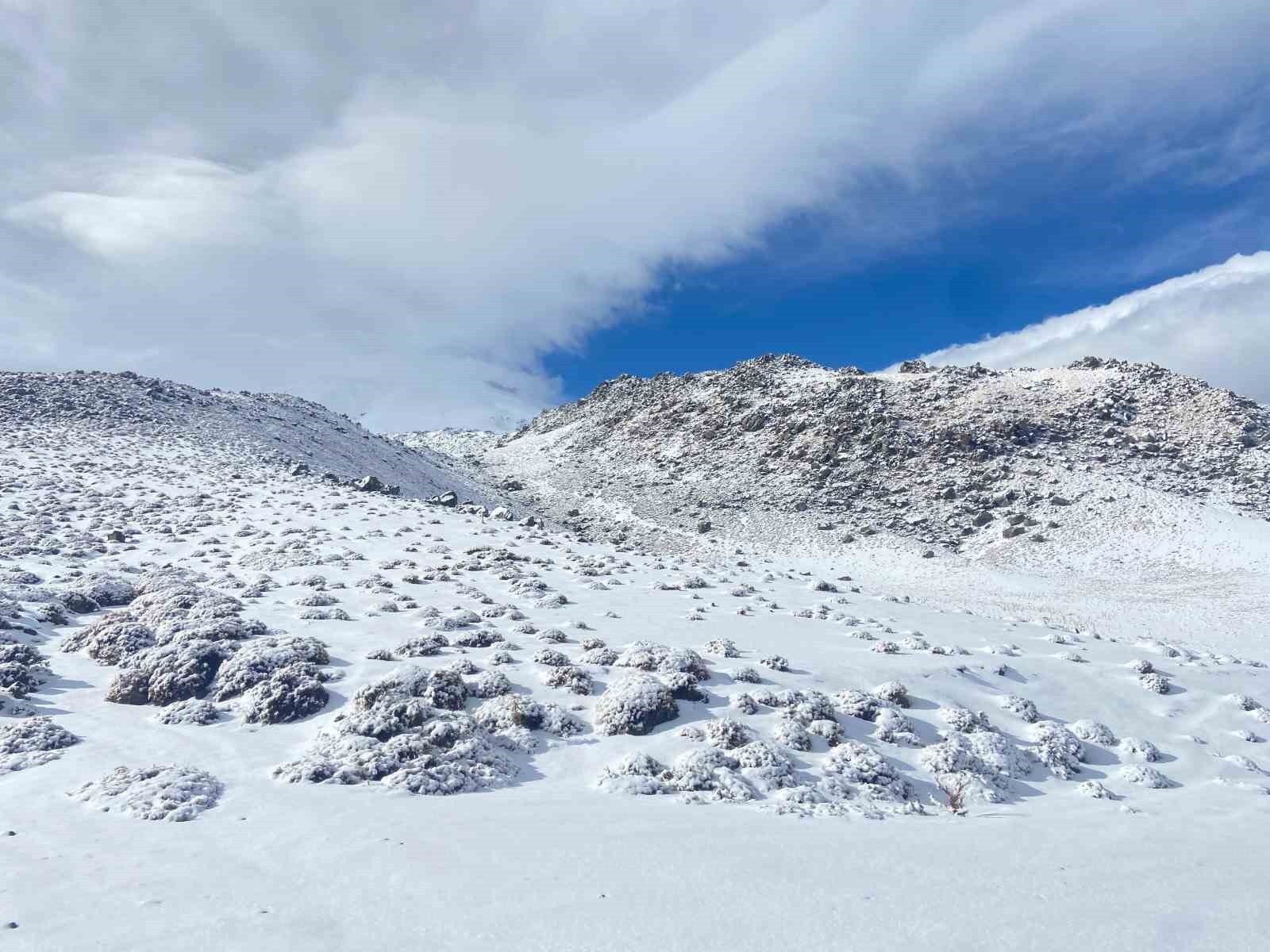 BİTLİS'İN ADİLCEVAZ İLÇESİNE BAĞLI AYDINLAR BELDESİNİN YÜKSEK MAHALLELERİ ETKİLİ OLAN KAR YAĞIŞI...