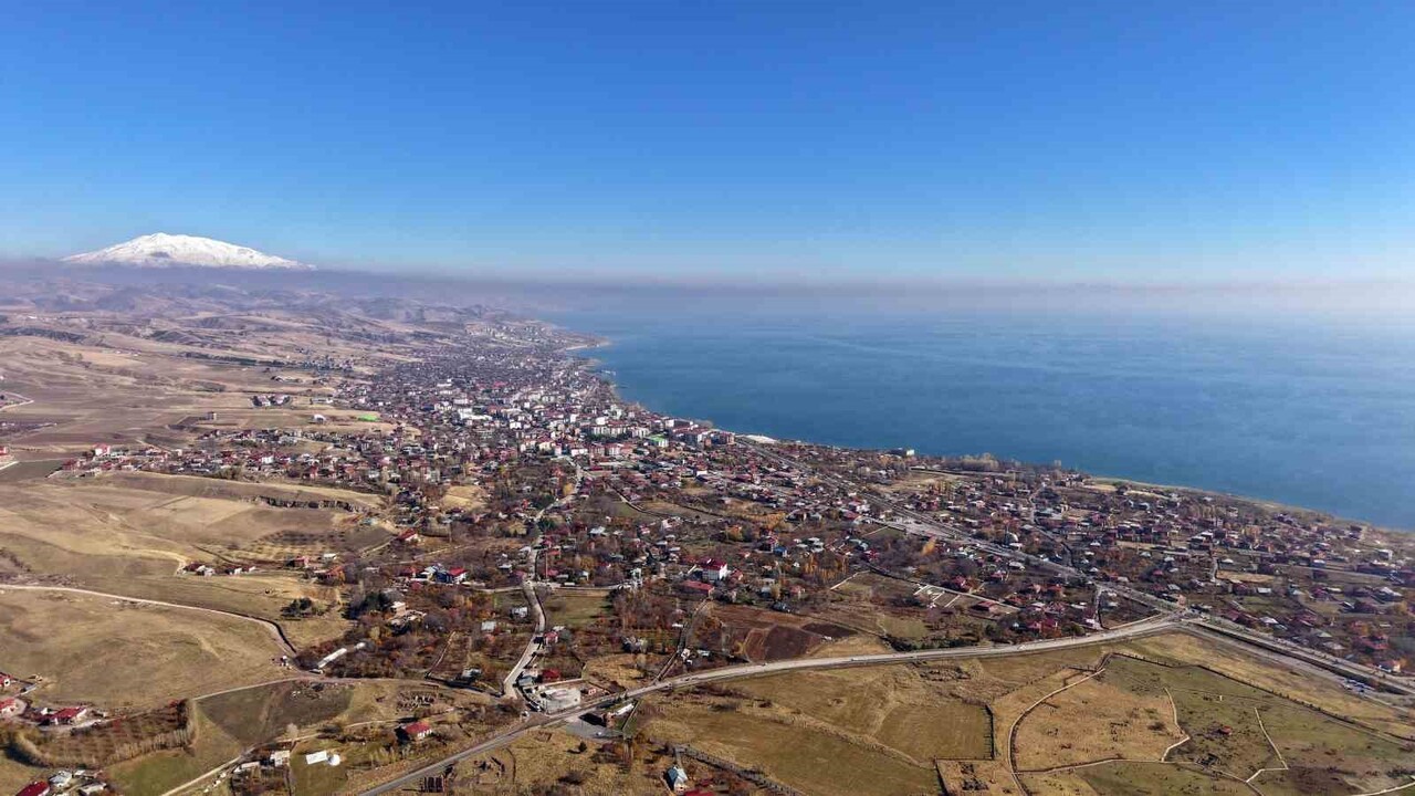 BİTLİS’İN AHLAT İLÇESİ, HAVADAN DRONLA ÇEKİLEN GÖRÜNTÜLERLE ADETA GÖRSEL BİR ŞÖLEN...