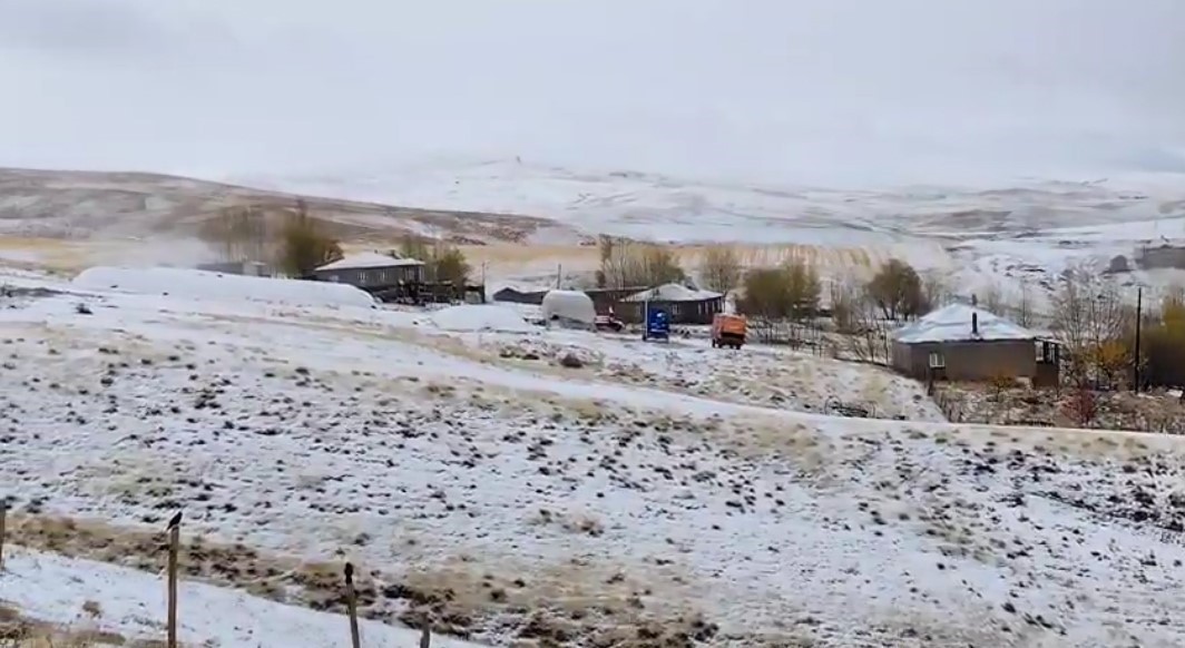BİTLİS’İN AHLAT İLÇESİNDE MEVSİMİN İLK KARI YAĞDI. İKİ GÜNDÜR ARALIKLARLA ETKİLİ OLAN YAĞMUR, GECE...