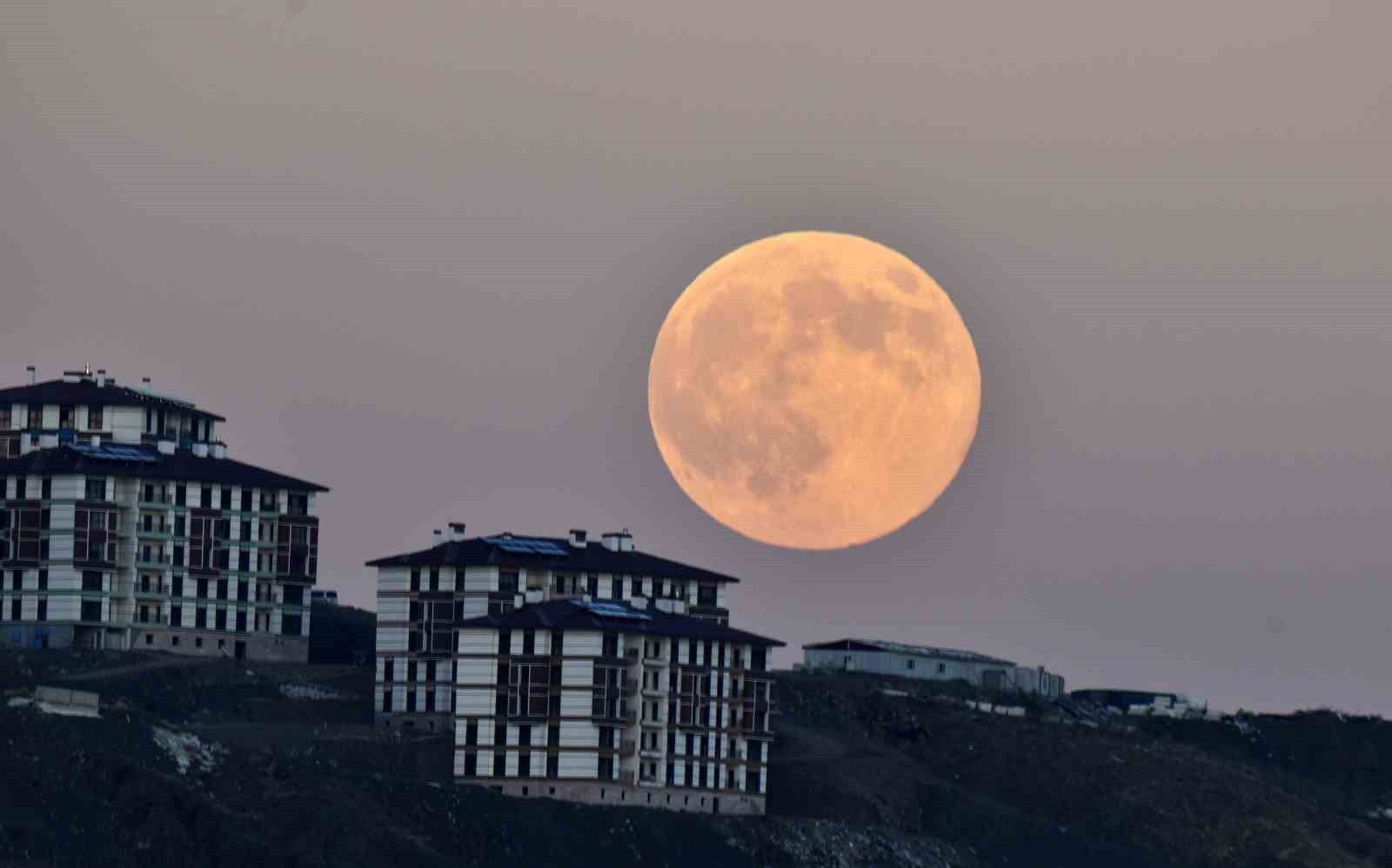 BİTLİS’İN AHLAT İLÇESİNDE "KUNDUZ SÜPER AY"IN YÜKSELİŞİ GÖRSEL ŞÖLEN OLUŞTURDU.