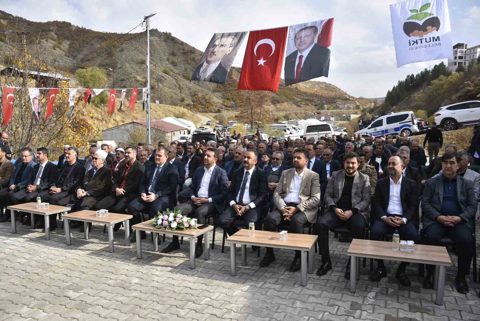 BİTLİS’İN MUTKİ İLÇE BELEDİYESİ TARAFINDAN YAPIMI TAMAMLANAN MEZBAHANE VE HALI SAHA AÇILIŞLI...