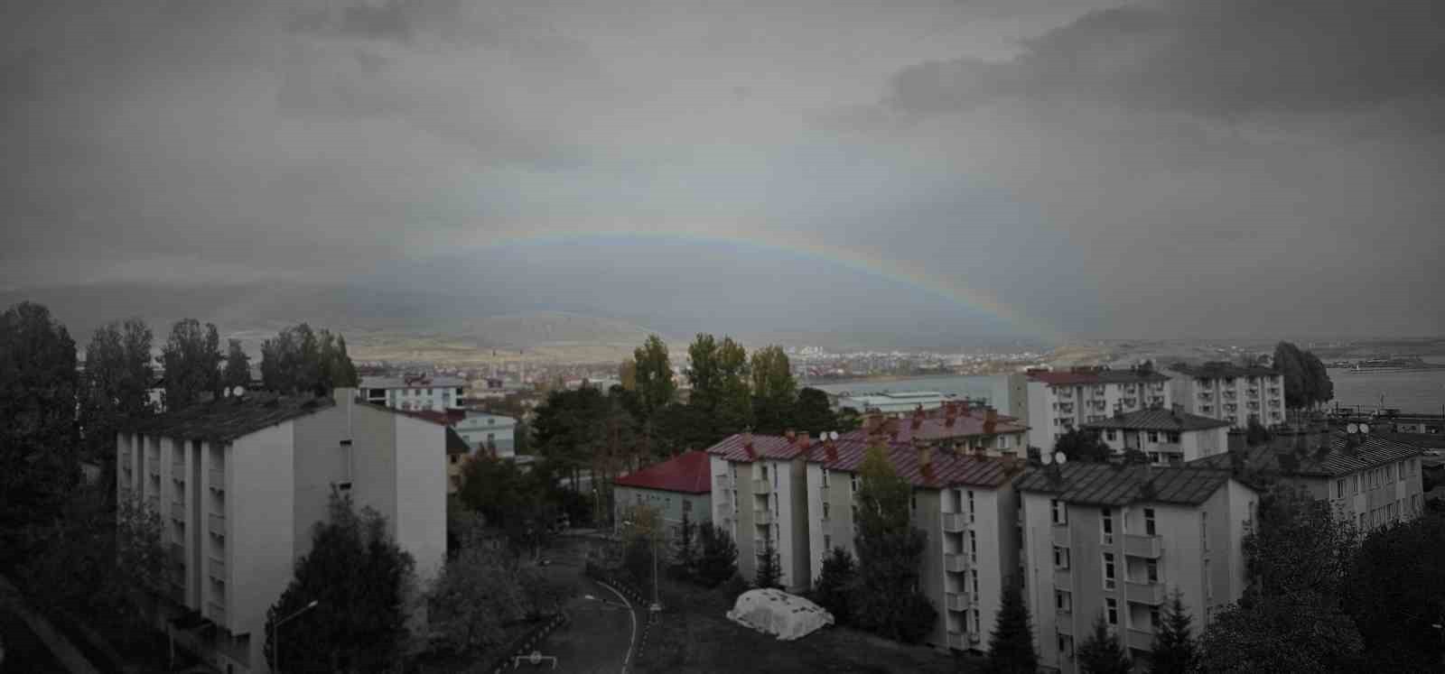 BİTLİS’İN TATVAN İLÇESİNDE YAĞMURUN ARDINDAN VAN GÖLÜ ÜZERİNDE ORTAYA ÇIKAN GÖKKUŞAĞI ETKİLEYİCİ...