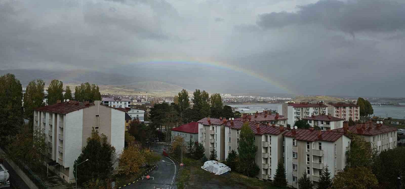 BİTLİS’İN TATVAN İLÇESİNDE YAĞMURUN ARDINDAN VAN GÖLÜ ÜZERİNDE ORTAYA ÇIKAN GÖKKUŞAĞI ETKİLEYİCİ...