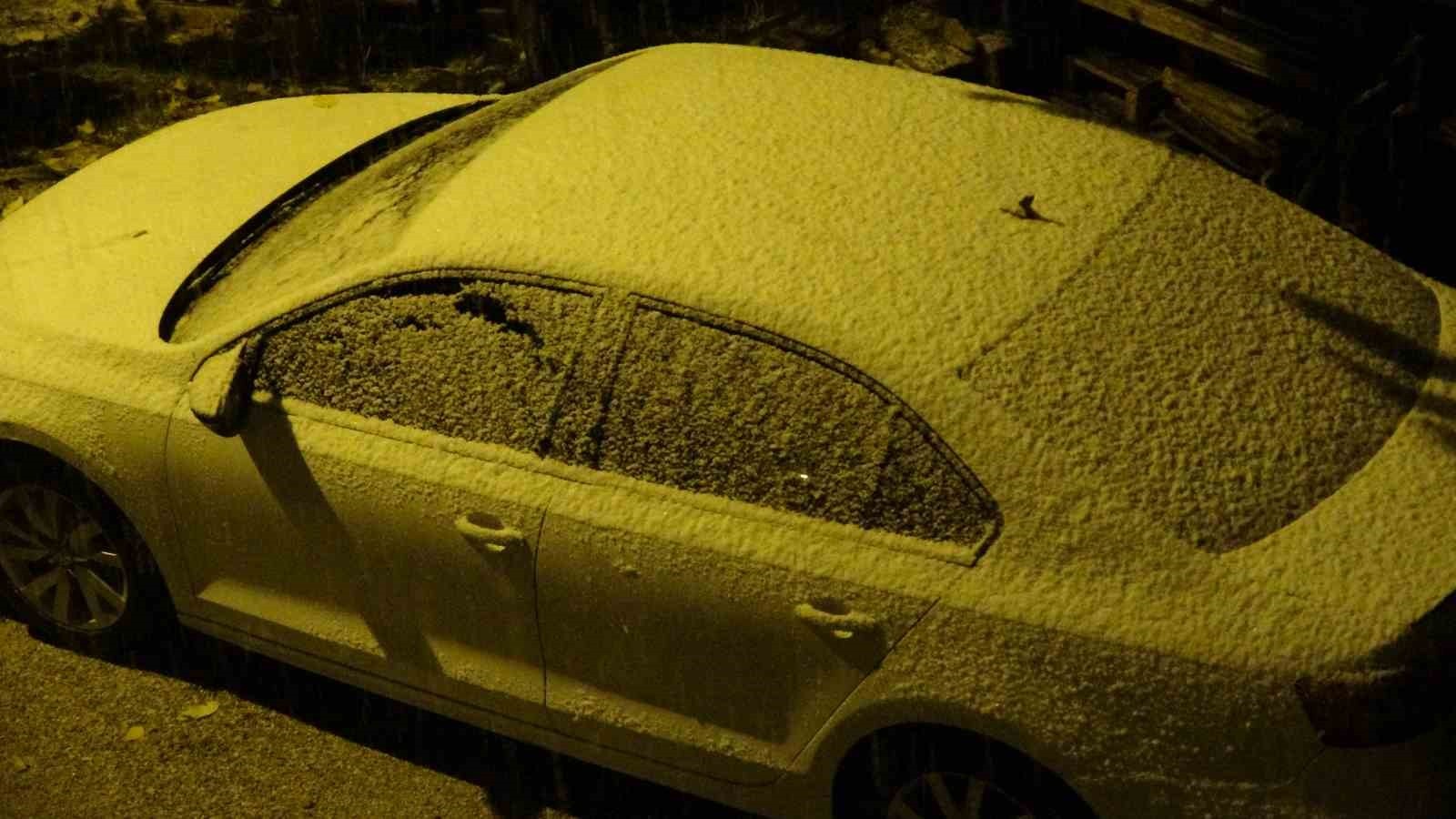 BİTLİS’TE GÜNLERDİR ETKİLİ OLAN SOĞUK HAVA VE YAĞMUR YERİNİ KAR YAĞIŞINA BIRAKTI.