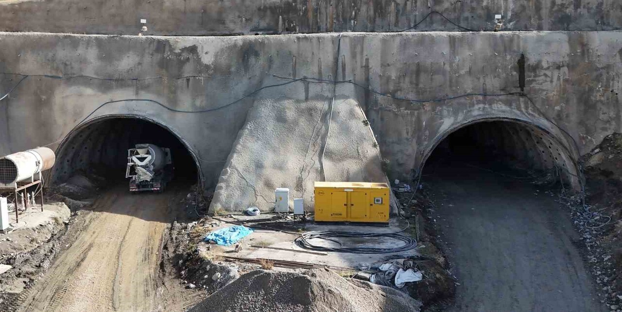 BİTLİS VALİSİ AHMET KARAKAYA, ULAŞTIRMA VE ALTYAPI BAKANLIĞI İLE KARAYOLLARI GENEL MÜDÜRLÜĞÜ...