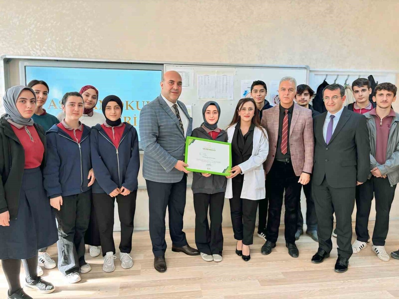 BİYOLOJİ ÖĞRETMENİ SANİYE KURT'UN ÖNCÜLÜĞÜNDE İZZEDDİN ŞİR ANADOLU LİSESİ ÖĞRENCİLERİ TARAFINDAN...