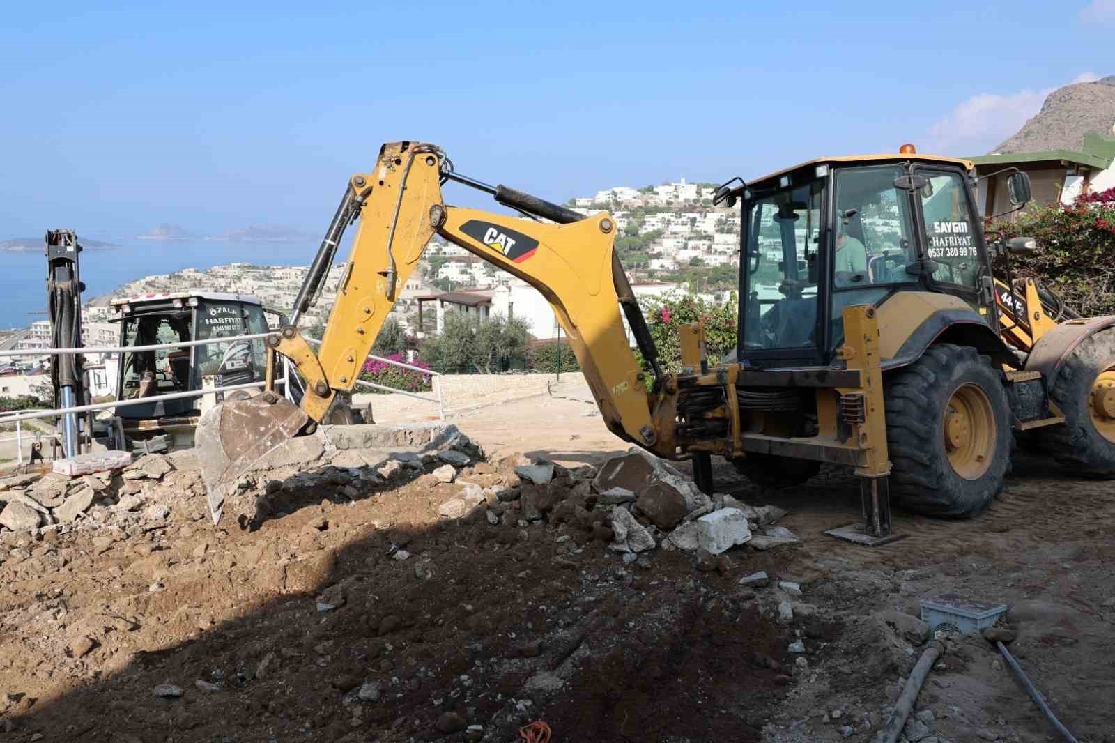 BODRUM BELEDİYESİ, İLÇE GENELİNDEKİ CADDE VE SOKAKLARDA GERÇEKLEŞTİRDİĞİ BAKIM, ONARIM VE YENİLEME...