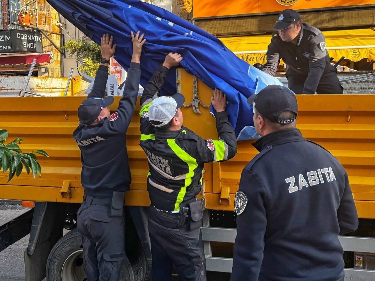 BODRUM BELEDİYESİ ZABITA MÜDÜRLÜĞÜ, İLÇE MERKEZİNDE KALDIRIMLARI VE CEP OTOPARKLARINI İŞGAL EDEN...