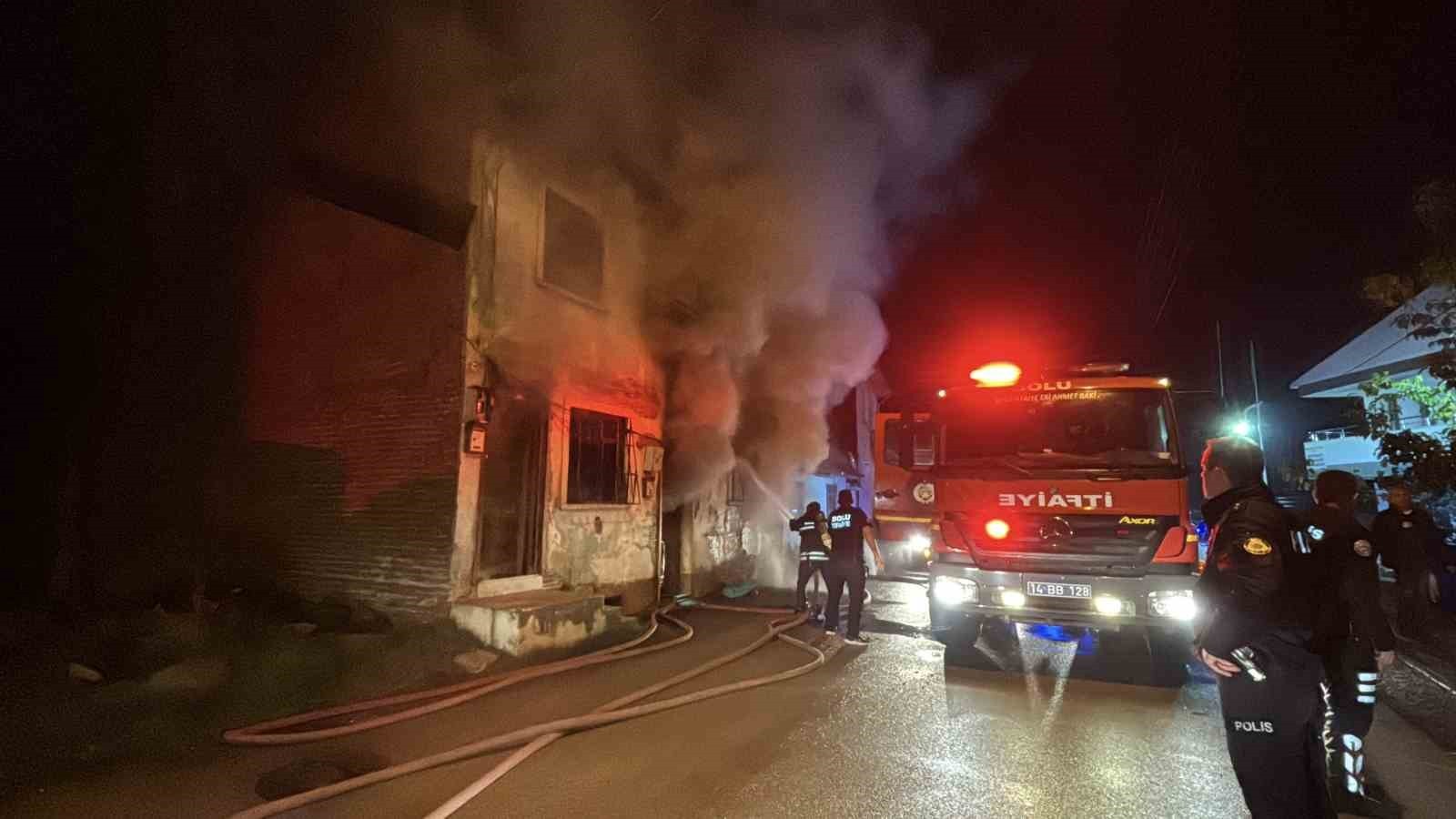 BOLU’DA 2 KATLI AHŞAP EVDE SOBADAN KAYNAKLI ÇIKAN YANGINDA 1 KİŞİ YARALANDI.